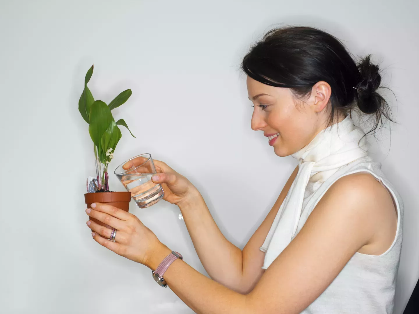 女浇灌室植物