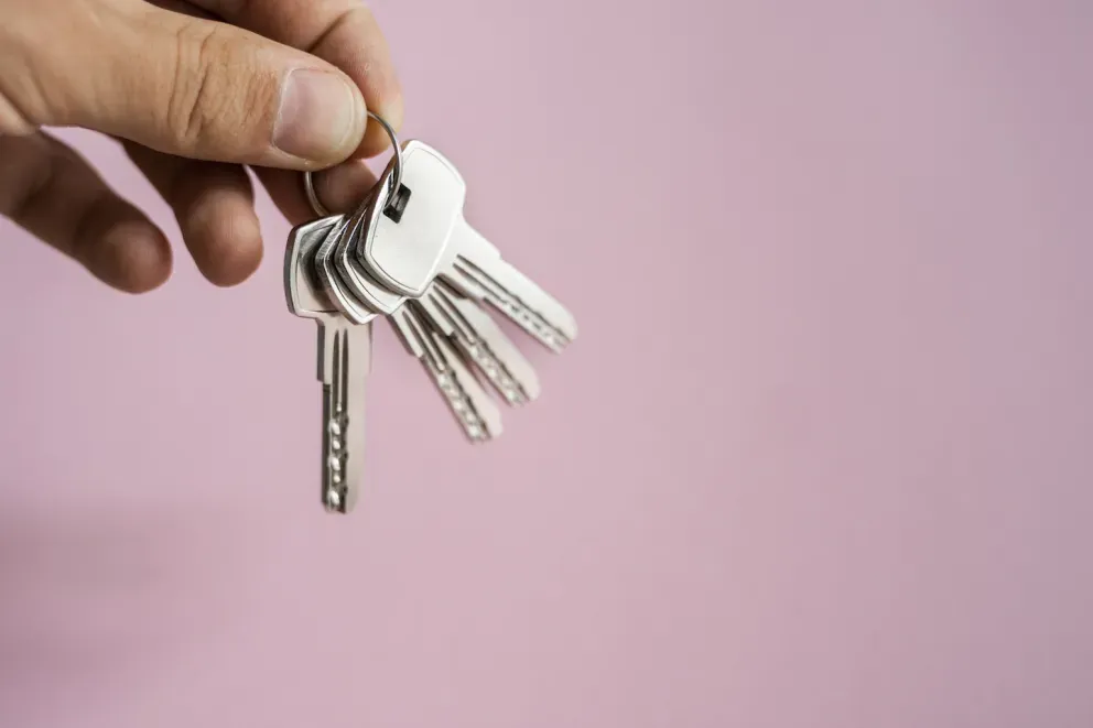 Person holding keys Person holding keys